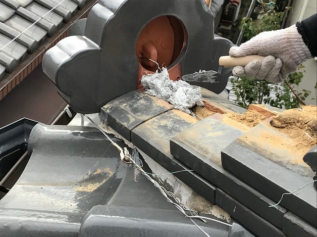 名東区で20年ノーメンテナンスだった屋根の鬼瓦交換の実施、熨斗瓦を積み上げて施工を完了していく様子
